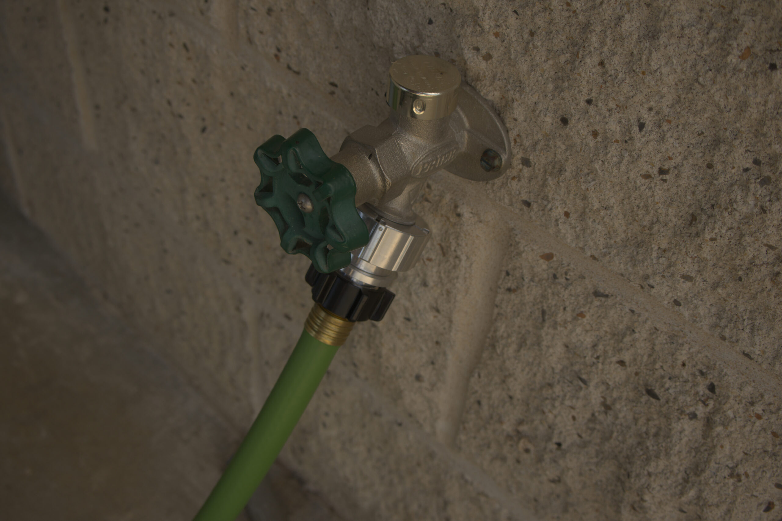Heavy-duty water hose connected with quick release