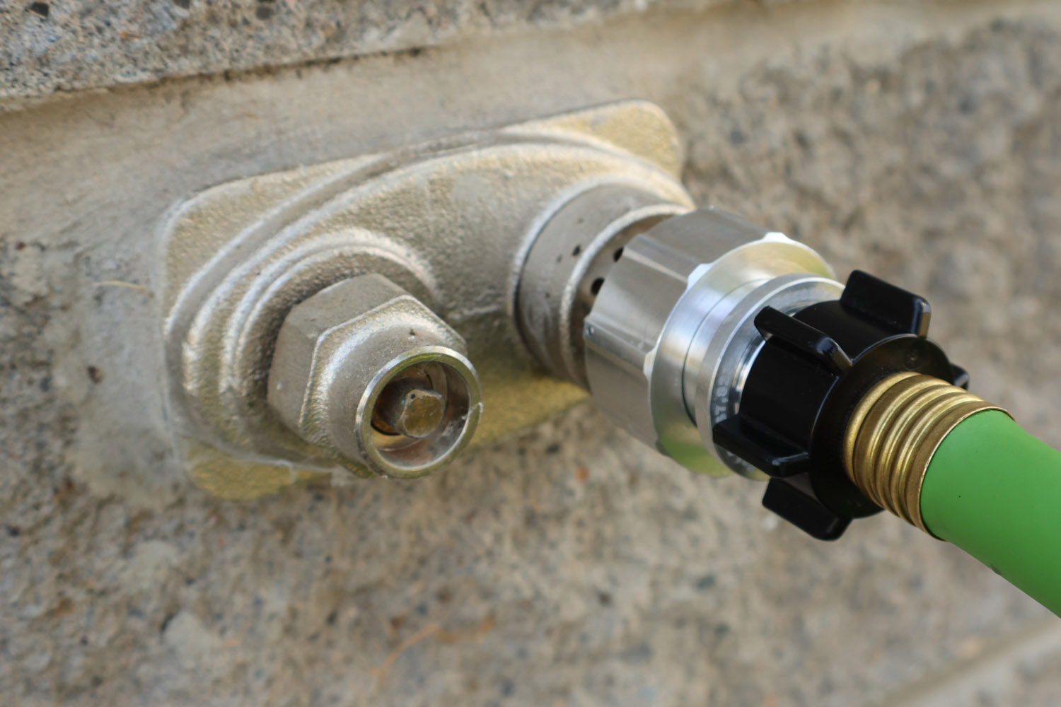 Hose Shark installed on commercial wash bay